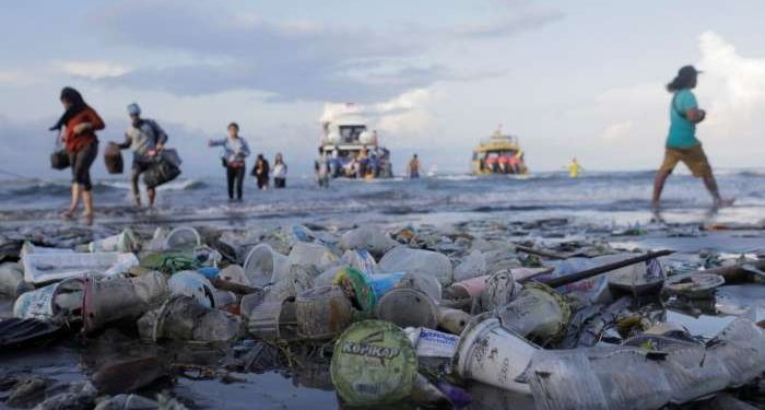 Plastična vrečka, ki jo potrebujemo le nekaj minut, razpada stoletja 1