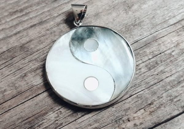 Obesek školjka yin yang 1