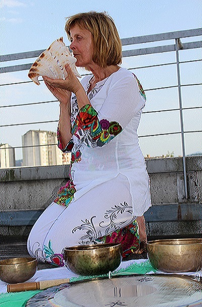 Gong kopel s kristalno vibracijo