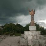 MOST MED SVETOVI - ČAŠČENJE SVOJIH KORENIN IN STIK Z UMRLIMI 200 MOST MED SVETOVI - ČAŠČENJE SVOJIH KORENIN IN STIK Z UMRLIMI