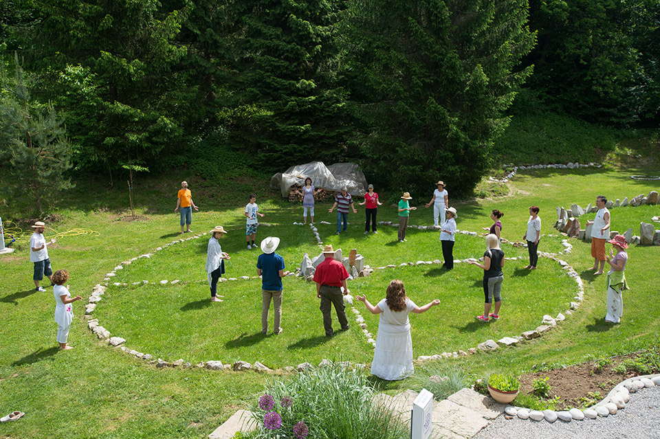 SKUPINSKO ZDRAVLJENJE V ENERGIJSKO-ZDRAVILNEM PARKU MANAS