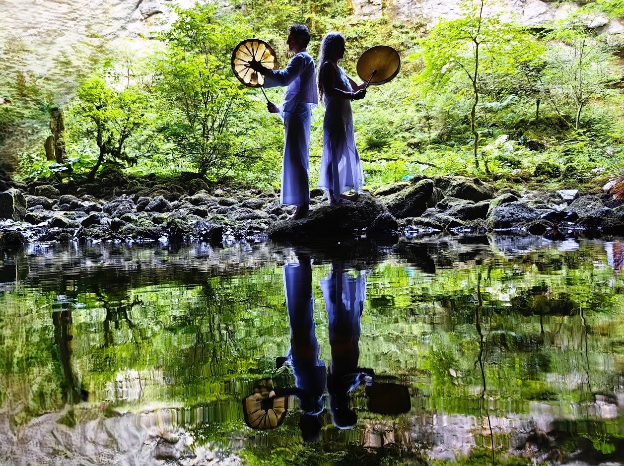 Zvočna kopel s petjem v svetlobnem jeziku srca